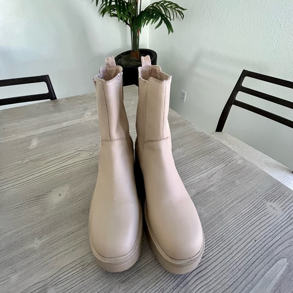 STEVE MADDEN-  Clarisa Chelsea Boot in color sand - Picture 8 of 11